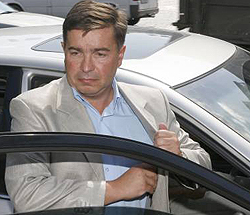 Тарас Стецьків сідає в авто після прес-конфереції в УНІАН. Київ, 27 липня 
