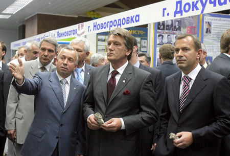 Подивіться ліворуч, подивіться праворуч... Виявляється, екскурсії здатні втомити навіть звичного до тривалих світських раутів Президента